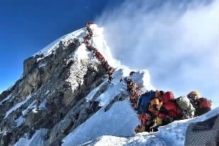 攀登珠峰竟要排队3小时 海拔8000米也现“交通拥堵”！