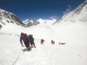 湖南亲历者讲述珠峰拥堵：看到路边尸体，感觉在接近死亡