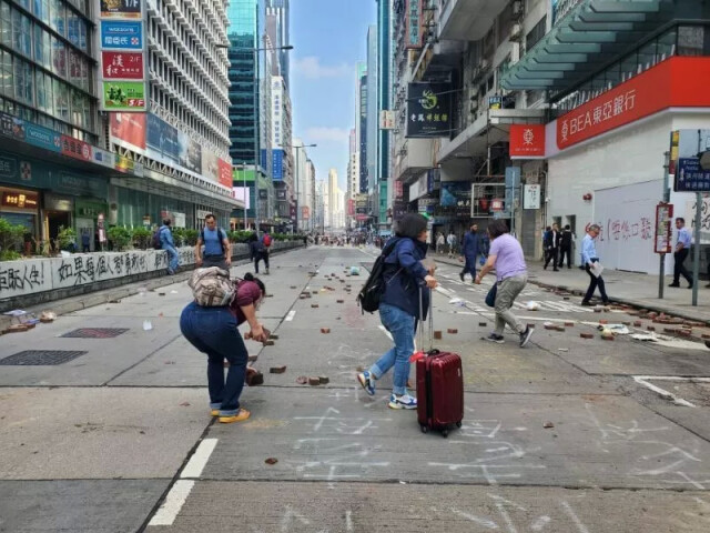 香港市民清理路障现场。图自港媒 香港市民清理路障现场。图自港媒