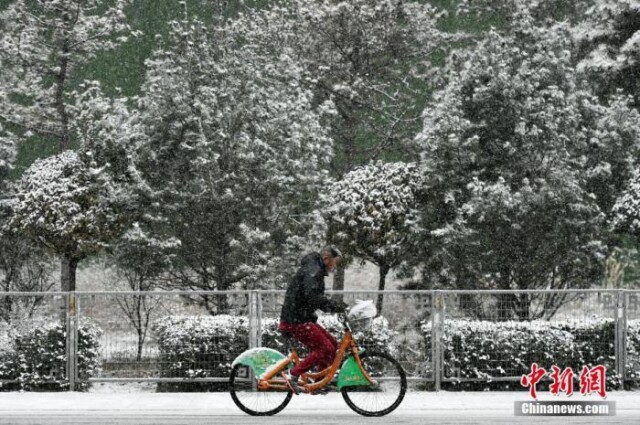 　　资料图：12月15日，山西省太原市迎来降雪天气，民众冒雪出行。韦亮 摄