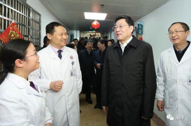 1月21日下午，杜家毫在省人民医院看望慰问医护人员。湖南日报记者 罗新国 摄