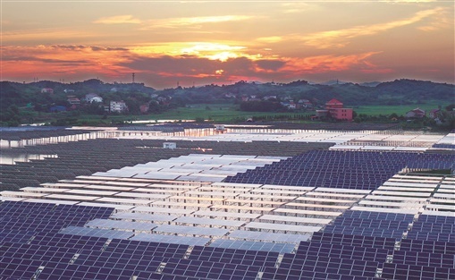 7月12日,衡东县大浦镇狮塘村,朝阳下的光伏电站蔚为壮观.