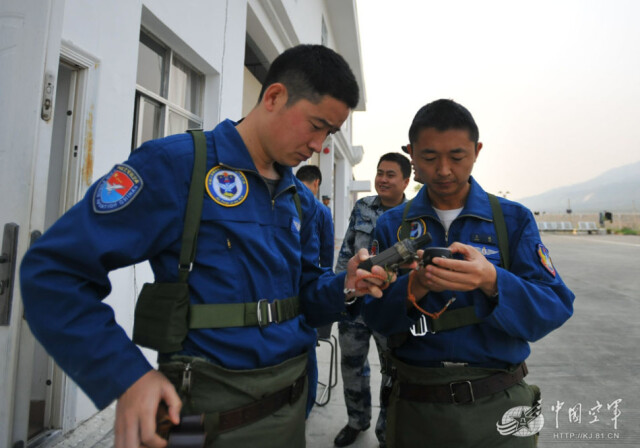 登机前,飞行员校对导航设备场站保障骨干现场带教飞行间隙组织人员