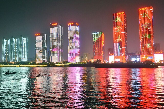 10月9日晚,流光溢彩的长沙城市高楼.