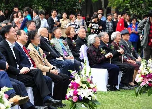 其中最年长的费鹤年(1938届校友,徐曼倩夫妇(1940届校友)已是百岁