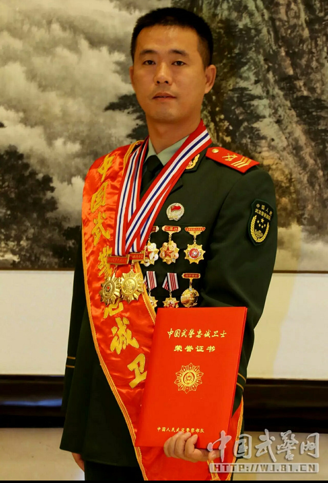 湖南80后小伙何剑波 荣获中国武警"十大忠诚卫士"