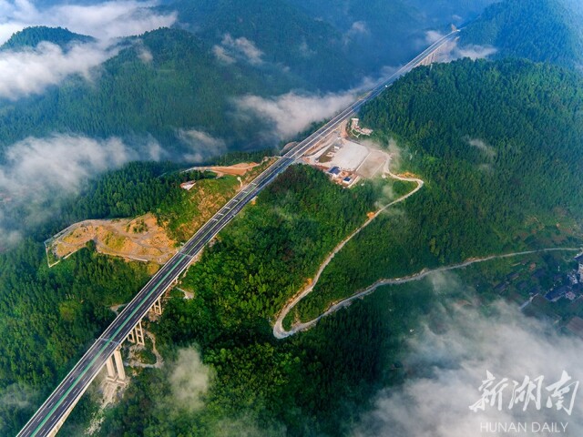 湖南建设难度最大的龙永高速公路今日通车