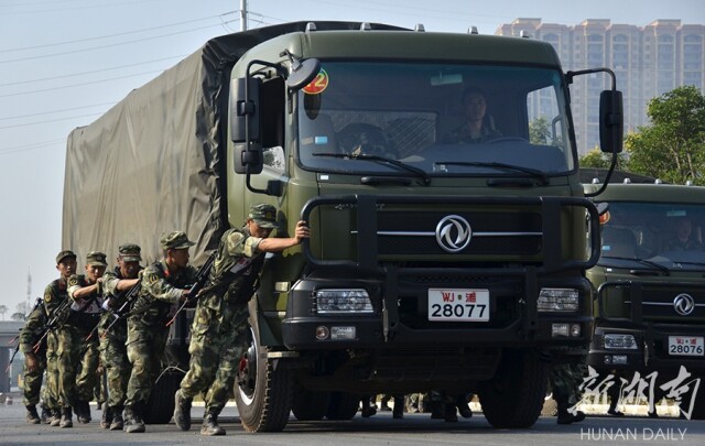 泥潭厮杀生吃肉片 探秘武警特种兵"魔鬼训练"120小时