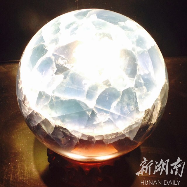 夜明珠"1997年,我从内蒙古一个古老矿洞里挖出了一个球形发光的萤石矿