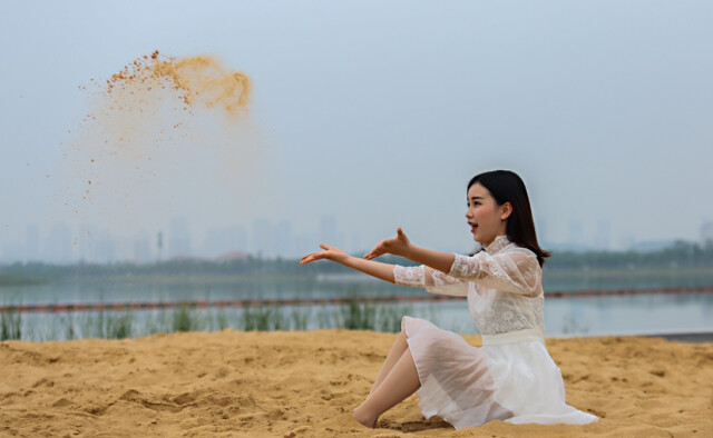 松雅湖沙滩,充满青春活力的美少女,时而扬沙,时而跳跃,时而