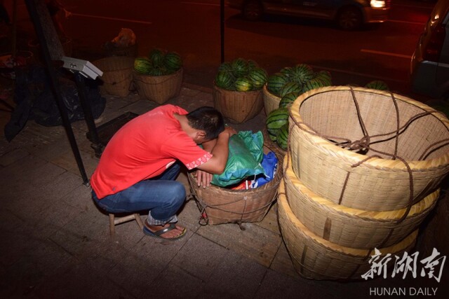 郴州瓜农夜晚露宿街头西瓜难卖叫人愁