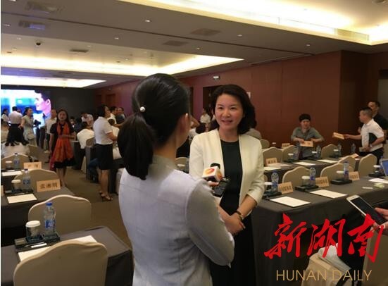 王庭恺局长接受记者采访.会议由省商务厅投资管理处处长刘德林主持.