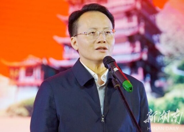 10月15日,在风光秀美的武陵源区,武陵源区委副书记,区长郑小胡接受了