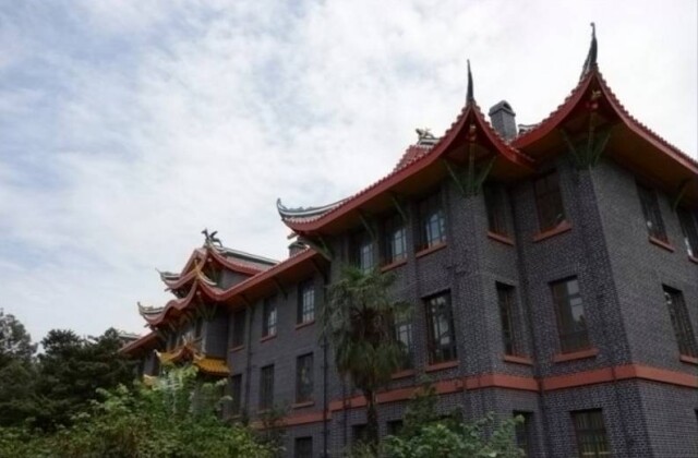 building 由 华西大学,内迁来蓉的金陵大学,齐鲁大学,金陵女子文理