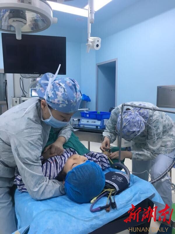暖心!7岁小女孩害怕手术,护士用"手臂枕头"抚慰