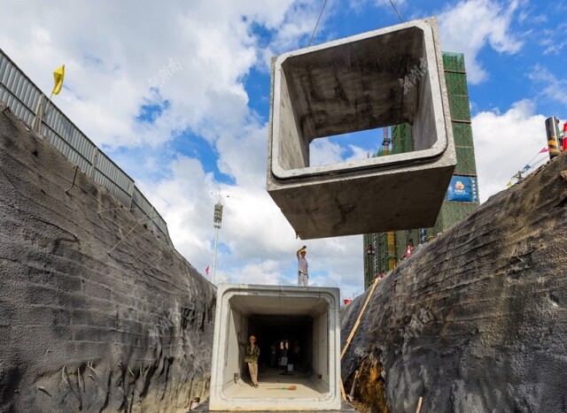 2017年6月9日,湘西经开区长潭路,施工人员正在进行地下综合管廊预制