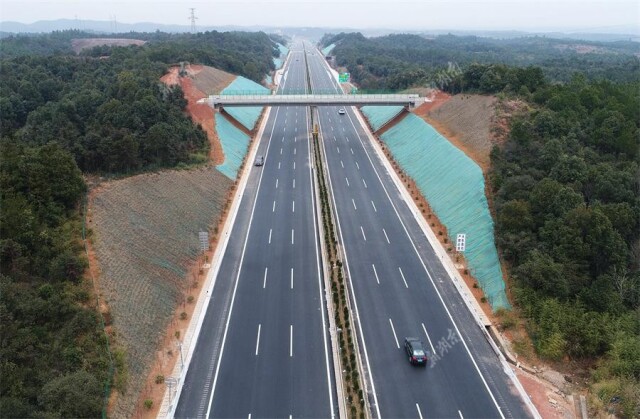 春节前夕岳临高速公路通行顺畅