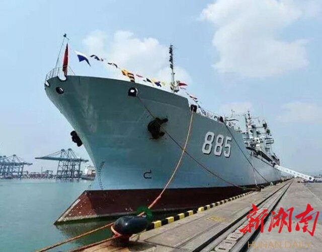 (海口号导弹驱逐舰)(岳阳号导弹护卫舰)3月18日,海南某军港晴空万里