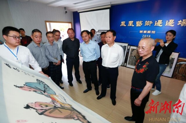 叶红专一行还察看了在凤凰古城举办的艺术边边场,州领导刘昌刚,龙德忠