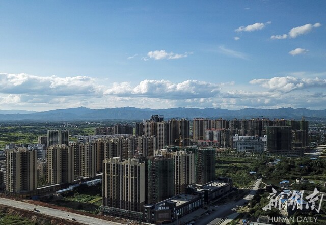 6月28日,道县县城上空的蓝天白云,已持续一个星期驻守.