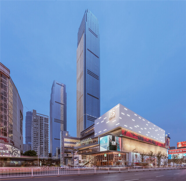 白领,市民在中央商务区的出行,休闲,娱乐,生活,是芙蓉区全力推进楼宇