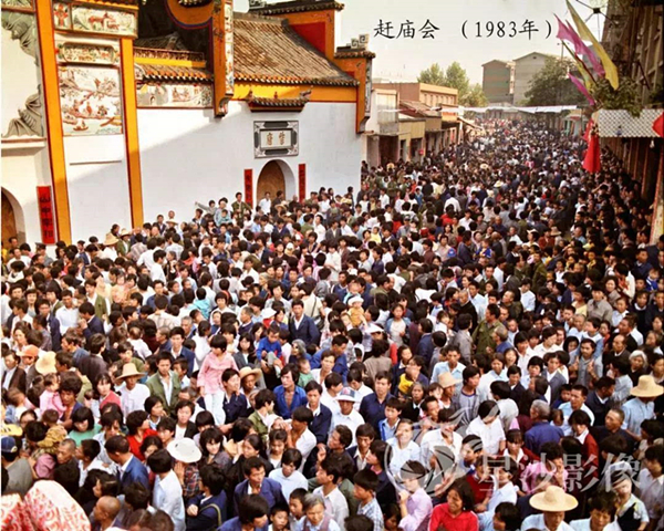 1983年陶公庙庙会.▲80年代初骑上三轮摩托的姑娘,李海兰供图.