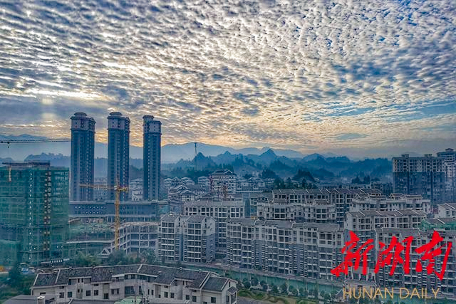 壮观!通道县城天空出现鱼鳞云层