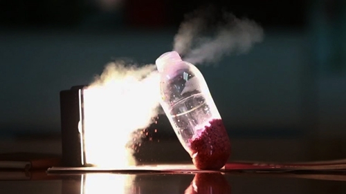 干燥剂遇水易爆炸不要让它伤害孩子