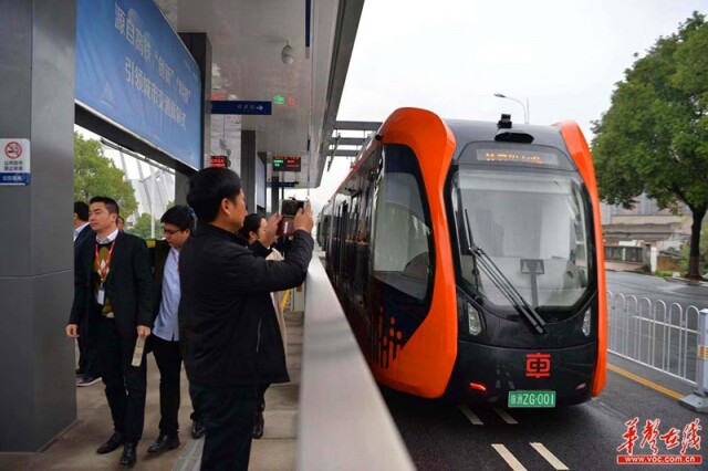 网络名人看湖南体验全球首条智轨示范线在动力谷里感受中国力量