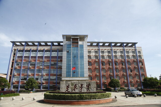 中共长沙县委党校(长沙县行政学院)座落于闻名中外的浏阳河畔,位于