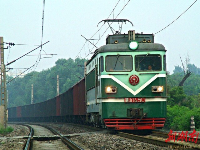 1958年,湘江两岸,汽笛长鸣,人声鼎沸,原株洲机车车辆厂,湘潭电机厂