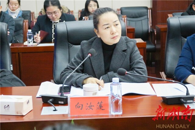 钟娜讲话17日上午的座谈会由团州委书记,泸溪县委副书记向汝莲主持.