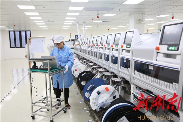 (伟创力长沙智能制造产业园智能手机产品生产线.