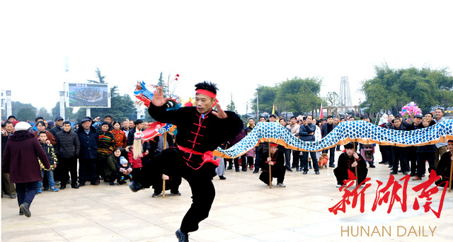 最为擅长的是六合拳与少林四门拳,而他今天表演的是形意拳和六合棍,看
