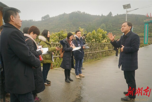 采访团先后来到凤凰县菖蒲塘村,老家寨村,吉首市隘口村