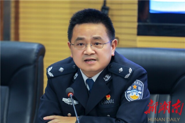 田仁喜主持会议,凤凰县委书记颜长文,凤凰县委常委,政法委书记姚文凯