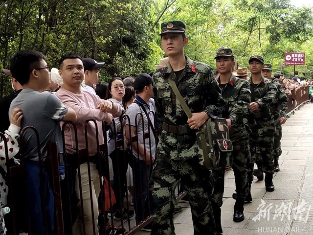 张家界景区客流迎高峰02武警官兵执勤忙