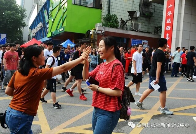 6月7日,江永縣第一中學考點,進考場時送考老師與考生擊掌加油鼓勵.