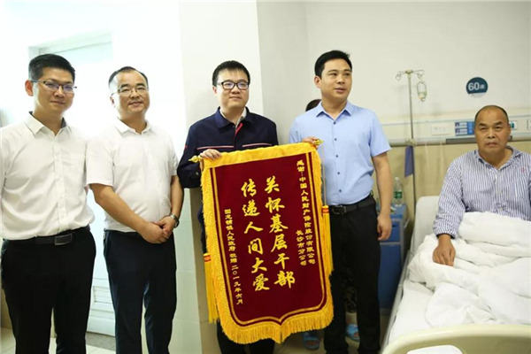 宁乡市医疗保障局局长蒋宇(左二),回龙铺镇党委书记张湘桥(右二)向