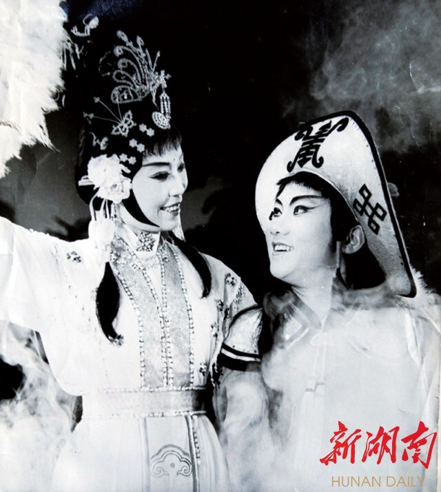 叶俊武说:"要想学好花鼓戏,夏天捂得热,冬天穿得