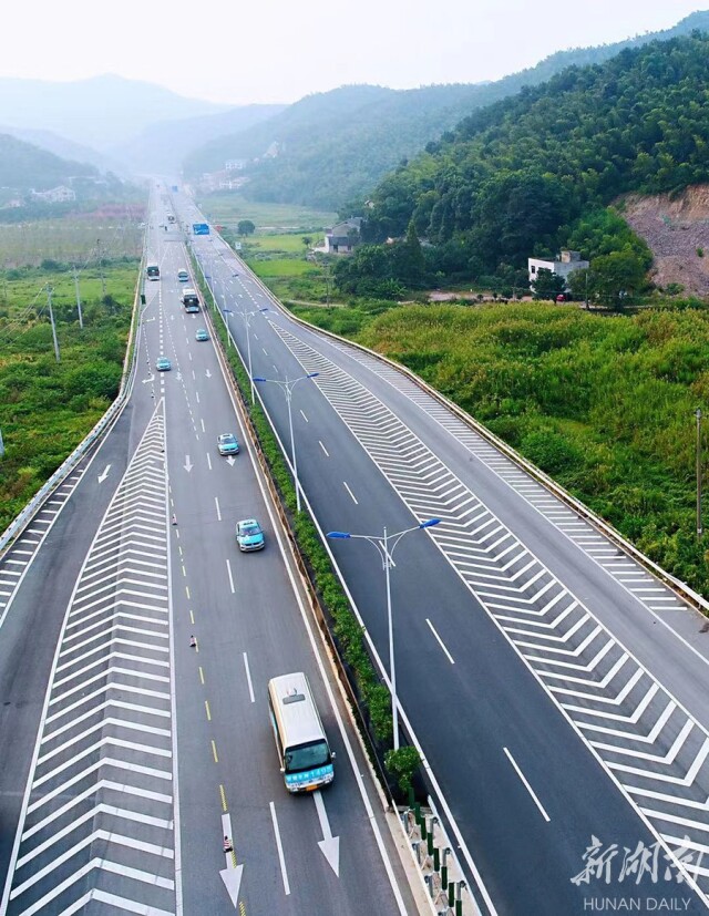 参加智慧车列交通系统试验测试的各种车辆,在长沙岳宁大道金唐公路至