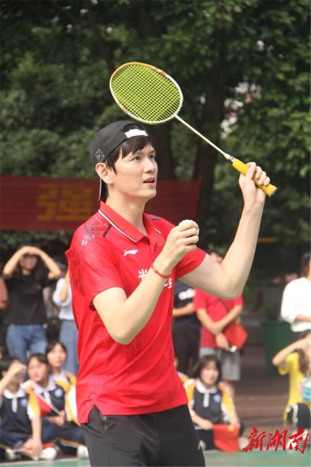 光大永明人寿邀请国羽世界冠军鲍春来,柴飚到古丈县开展公益活动