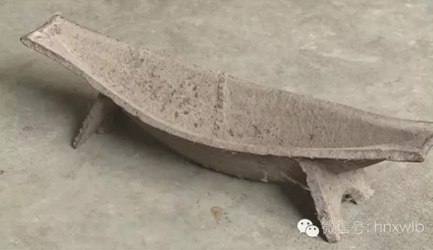 龚占燕找到指挥员,要将这笔"巨款—十块银元还给部队,指挥员拉着龚