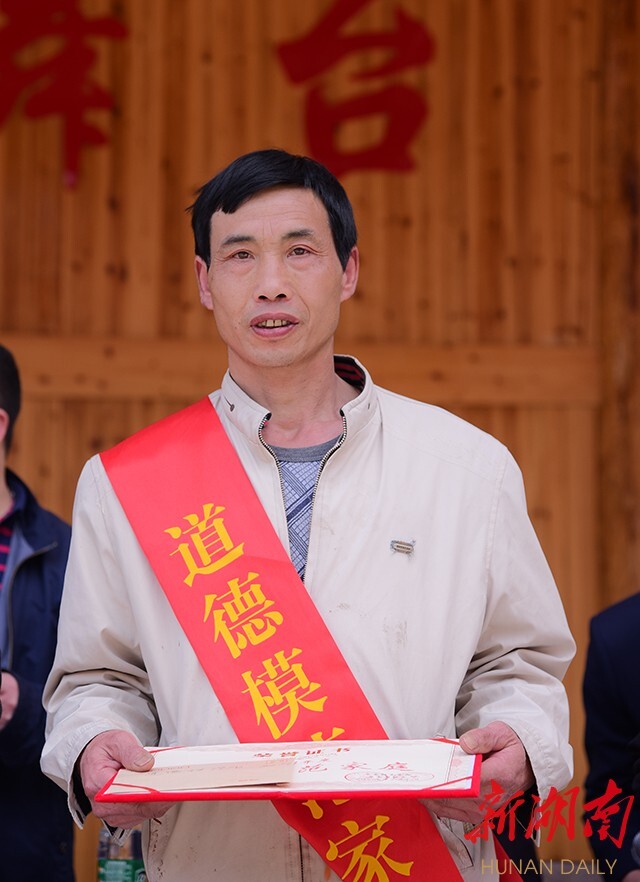 新晃鱼市镇华南村"上门女婿"周永金,替亡妻尽孝13载——  丈母娘替