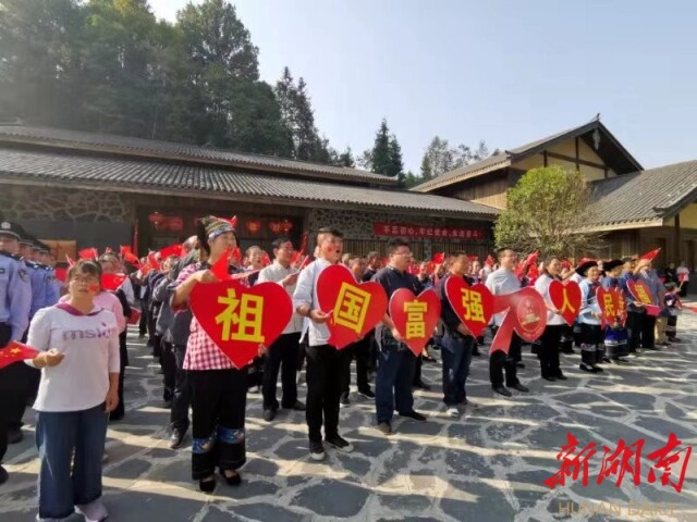 全場高聲唱國歌,升國旗