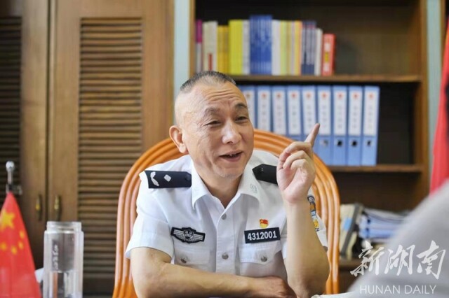 (长沙监狱党委书记,监狱长贺爱国)