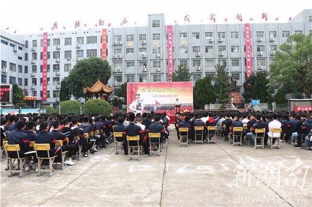 张赛回母校湘潭县二中作励志演讲