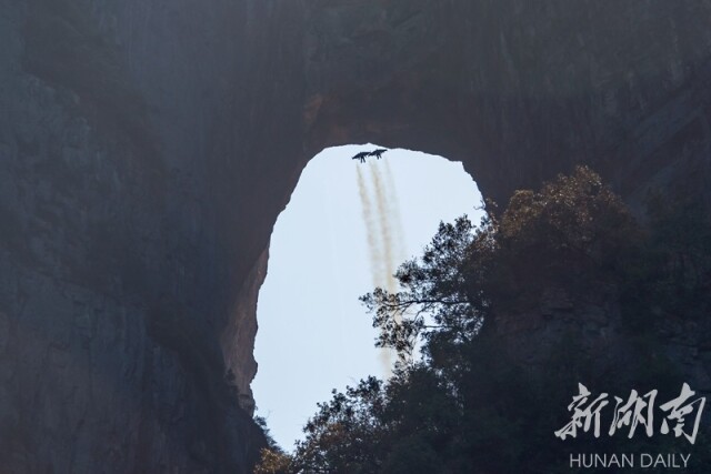 画面震撼!张家界上演科幻大片 "喷气人"惊险穿越天门洞