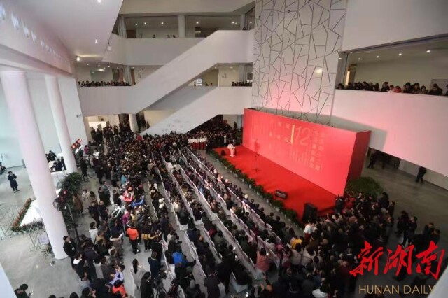 刘瀚潞 摄影 田超 通讯员  唐琳)今天上午,由中国文联,中国书法家协会