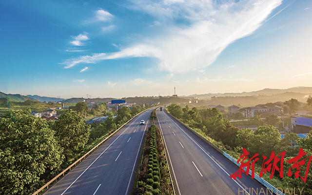 县城内外交通网络四通八达,沪昆,包茂高速,g320,g209国道,s223,s312等